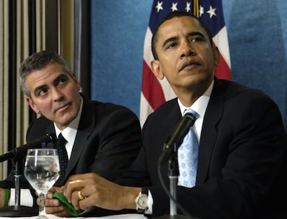 En la imagen, George Clooney en abril de 2006 con el entonces senador por Illinois Barack Obama, durante una conferencia de prensa en el Club Nacional de Prensa, en Washington, sobre la situación en Darfur (Sudán).