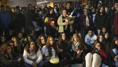 Amigos y familiares conmemoran a las víctimas de la tragedia.