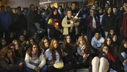 Amigos y  familiares conmemoran a las v&iacute;ctimas de la tragedia.