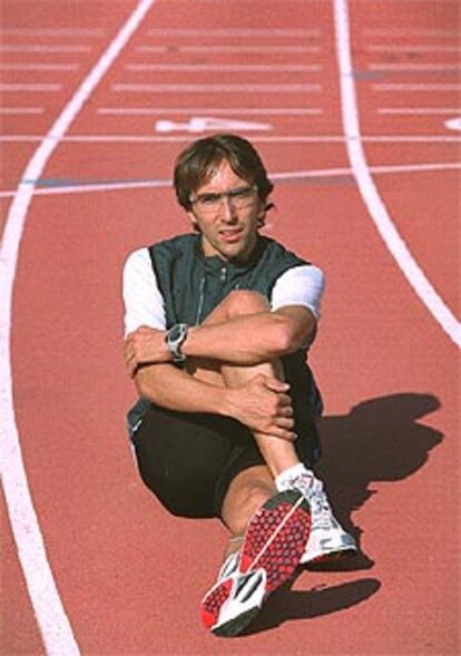 Alberto García se estira en la pista del INEF, tras el entrenamiento, el viernes pasado.