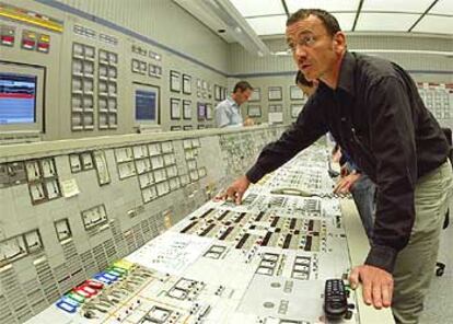 Un técnico de la central de Stade mientras aprieta el botón que ayer apagó el reactor de la planta.