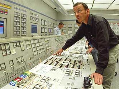 Un técnico de la central de Stade mientras aprieta el botón que ayer apagó el reactor de la planta.
