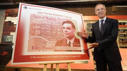 El gobernador del Banco de Inglaterra, muestra en julio de 2019 en Manchester el nuevo billete de 50 libras con el rostro del matemático Alan Turing.