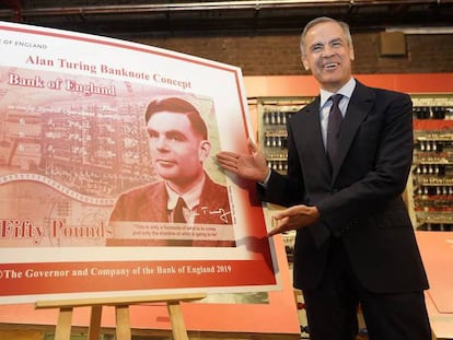 El gobernador del Banco de Inglaterra, muestra este lunes en Manchester el nuevo billete de 50 libras con el rostro del matemático Alan Turing.