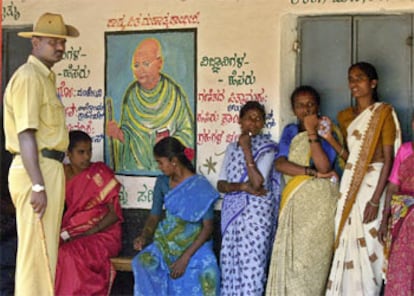 Mujeres indias esperan para votar en un colegio electoral de Nishan Beguri, cerca de Bangalore.