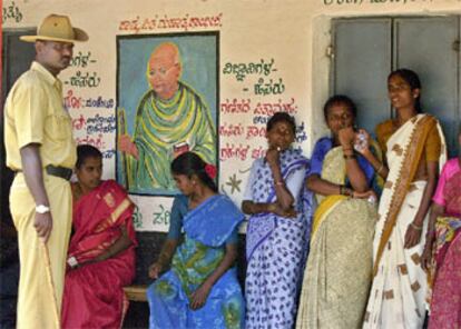 Mujeres indias esperan para votar en un colegio electoral de Nishan Beguri, cerca de Bangalore.