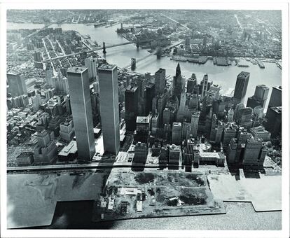 Hasta la crisis de los años treinta, Chicago y Nueva York rivalizaron en la construcción de rascacielos, aunque es esta última ciudad la que ocupó la escena arquitectónica. En la foto, el 'sky-line' de Manhattan, en el que sobresalen las torres del World Trade Center, construidas entre 1966 y 1973 por Minoru Yamasaki.