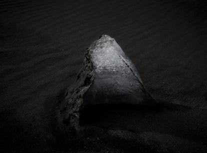 A geleira de Vatnajökull termina no lago de outra geleira, a Jökulsárlón, que drena icebergs em uma praia negra da Islândia.