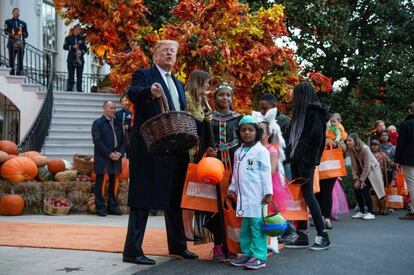 Donald y Melania Trump reparten caramelos a los niños en la Casa Blanca.