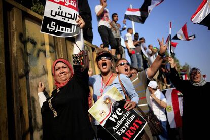 Los opositores del presidente Mohamed Morsi durante una protesta frente al Palacio Presidencial, en El Cairo (Egipto), 3 de julio de 2013. El Ejército egipcio ha ocupado el edificio de la televisión estatal, en el distrito de Maspero, y ha desplegado sus vehículos acorazados por otros puntos de El Cairo, incluidos los alrededores de las embajadas y de la Plaza Tahrir, según han informado el corresponsal de la NBC y la agencia Reuters.