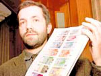 Kalina muestra sus diseños para los billetes en euros, en diciembre de 1996.