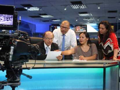 Presentadores y trabajadores del primer noticiario en quechua.