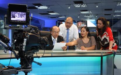 Presentadores y trabajadores del primer noticiario en quechua.