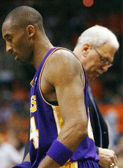 Kobe Bryant y Phil Jackson caminan en direcciones opuestas