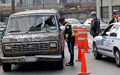 Policías inspeccionan los vehículos ante la amenaza de nuevos atentados en Nueva York.