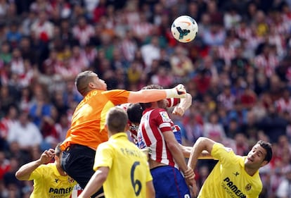 Asenjo despeja el balón.