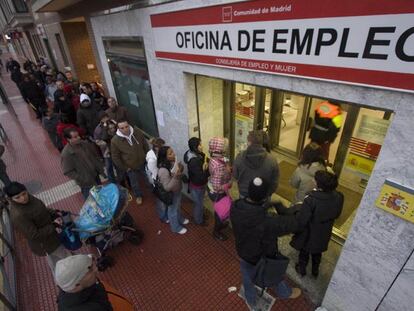 Cola ante la oficina de empleo de Torrejón de Ardoz (Madrid).