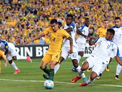 El australiano Tim Cahill disputa el balón ante la zaga hondureña.