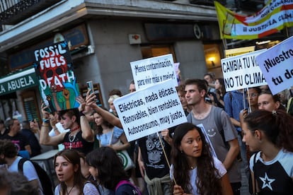 Centenares de personas se manifiestan en Madrid contra el cambio climático, el viernes 15 de septiembre.