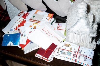 Cartas amontonadas que David conserva en la Casa de Navidad de Torrejón de Ardoz.