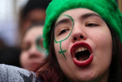 Una chica se manifiesta en Buenos Aires mientras el senado vota la legalización del aborto en Argentina. 