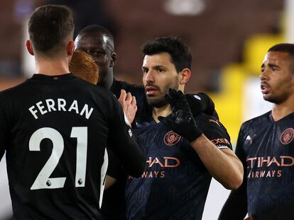 Ferran Torres felicita a Agüero por su gol al Fulham, el pasado sábado.