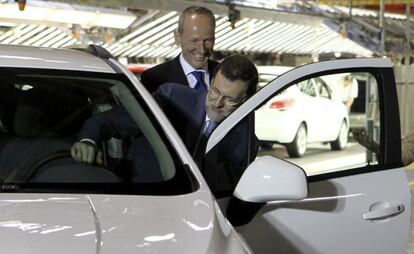 El presidente del Gobierno, Mariano Rajoy, junto al presidente de General Motors Europa, Karl-Thomas Neumann