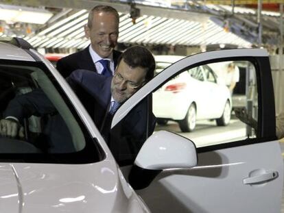 El presidente del Gobierno, Mariano Rajoy, junto al presidente de General Motors Europa, Karl-Thomas Neumann