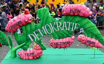 Escultura satírica de Erdogan, Putin, Trump, Kaczynski y Orbán, en el carnaval de Düsseldorf en 2017.