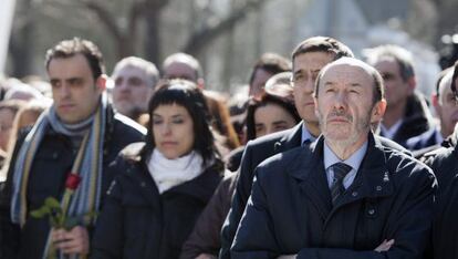 Alfredo Pérez Rubalcaba, Patxi López y los hijos del socialista Fernando Buesa, durante el acto de homenaje.