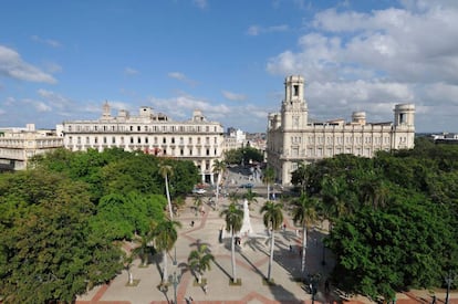 Uno de los edificios del Museo de Bellas Artes (a la derecha) y el Parque Central.