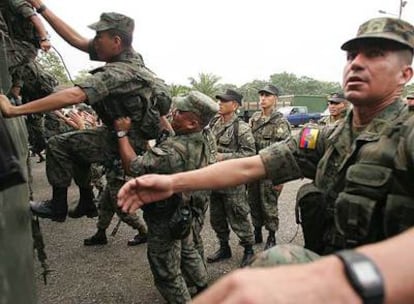 Soldados ecuatorianos en la frontera colombiana.