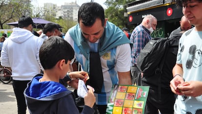 Un ntercambio de cromos del Mundial 2022 en el Parque Rivadavia en Buenos Aires, en septiembre de 2022.