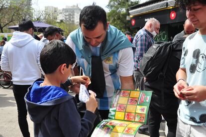 Un ntercambio de cromos del Mundial 2022 en el Parque Rivadavia en Buenos Aires, en septiembre de 2022.