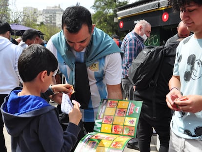 Un ntercambio de cromos del Mundial 2022 en el Parque Rivadavia en Buenos Aires, en septiembre de 2022.