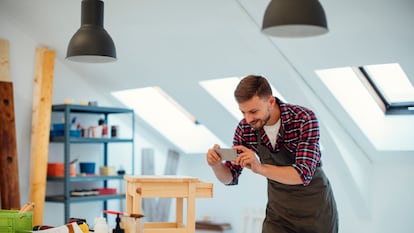 Los usuarios dedican dos horas al día de media a navegar por las aplicaciones para relacionarse con familiares y amigos, entretenerse, informarse o buscar productos y servicios.