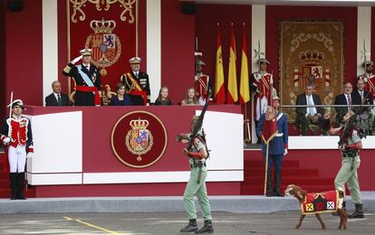 El Rey saluda los Legionarios que han desfilado con su mascota, la cabra Pablo.