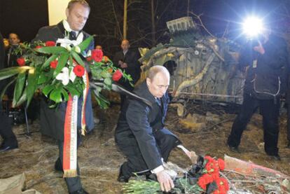 El primer ministro polaco, Donald Tusk (izquierda), y su homólogo ruso, Vladímir Putin, en Smolensk.