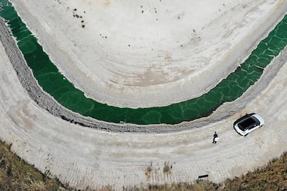 Vista aérea del canal de circunvalación de agua en los depósitos de fosfoyesos.