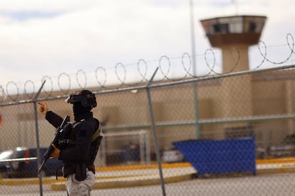 Un elemento de seguridad fuera de la prisión estatal Cereso número 3 en Ciudad Juárez, México, en enero de 2023.