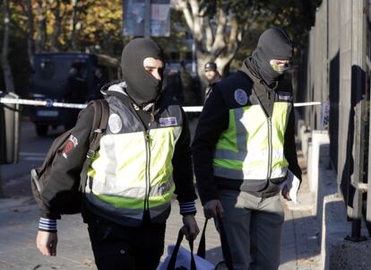 La operación se lleva a cabo por orden del juzgado de instrucción número 12 de Madrid, cuyo auto ordena que el edificio -ubicado en las inmediaciones del campus universitario y famoso por su antiguo club de jazz- sea entregado a la Universidad Complutense de Madrid una vez quede vacío.