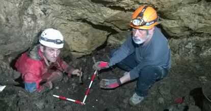 Los excavadores Asier Izagirre y Francisco Etxeberriajunto a los restos en la sima de Gaztelu.