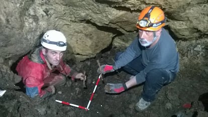 Los excavadores Asier Izagirre y Francisco Etxeberriajunto a los restos en la sima de Gaztelu.