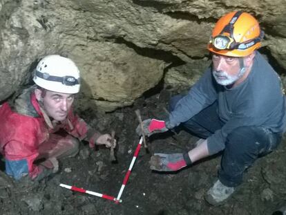 Los excavadores Asier Izagirre y Francisco Etxeberriajunto a los restos en la sima de Gaztelu.