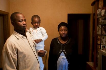 Anita Twenenoda con su marido y su hijo, que serán desalojados de su vivienda en Vic.