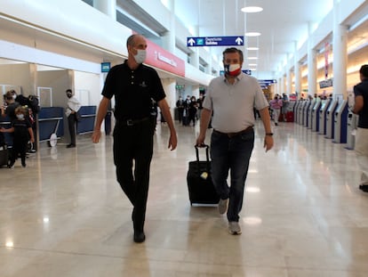 El senador texano Ted Cruz, este jueves en el aeropuerto de Cancún (México), cuando se disponía a volar de regreso de Estados Unidos.