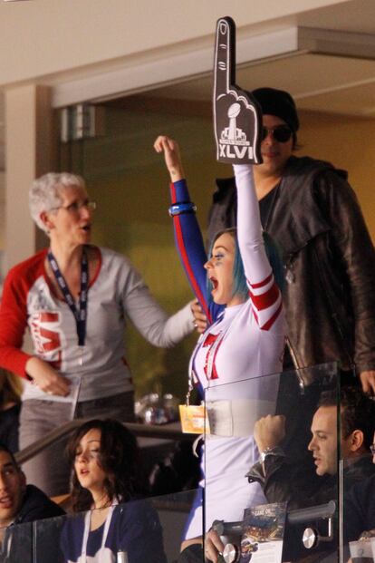 Y así de emocionada vivió Katy el partido desde el palco, con la mano de gomaespuma y todo.