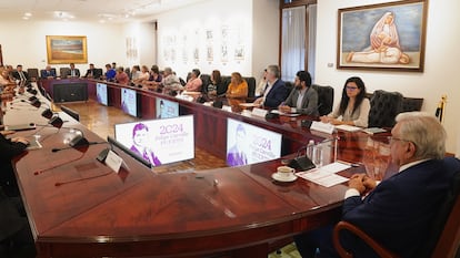 López Obrador en reunión con las esposas y madres de los mineros de Pasta de Conchos y El Pinabete, el 30 de abril de 2024.