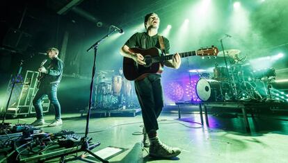 Los integrantes de Milky Chance, en el concierto de Barcelona.