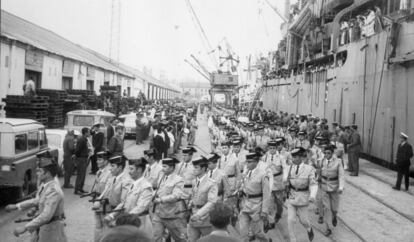 Desembarco en Cádiz de guardias civiles procedentes de Guinea en abril de 1969.